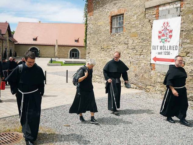 Auf dem Gut Wöllried begannen die Brüder ihren „Jubiläumsspaziergang”. Im Mittelalter waren die Minderbrüder an der Fürsorge für die Aussätzigen beteiligt.