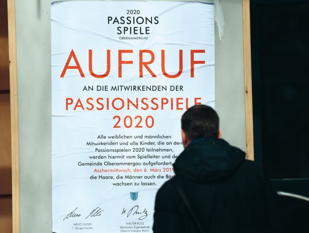 Dass das Passionsspiel eine ernste Sache ist, macht dieser offizielle Aufruf, unterschrieben vom Bürgermeister, deutlich: Bereits ab Aschermittwoch im Jahr vor der Premiere sind Haare und Bärte wachsen zu lassen. Foto: Angelika Warmuth / picture alliance 
