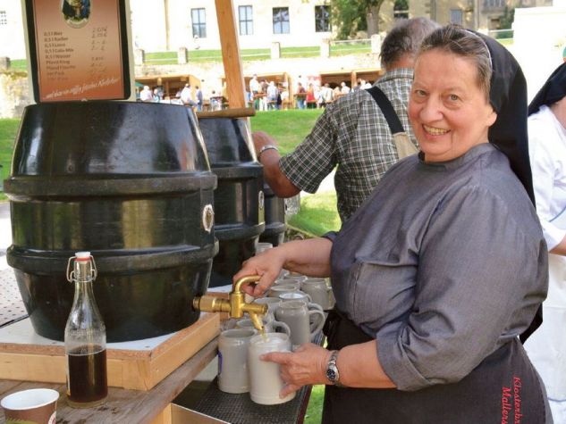 Unser Foto zeigt die kleine Brauanlage in der Wirtschaft von Richard Becker in Remscheid-Ehringhausen. Als Frau, noch dazu als Ordensschwester in einem „Männerberuf“: Sr. Doris Engelhard hat damit kein Problem. Qualität, Tradition und Ehrlichkeit der klös