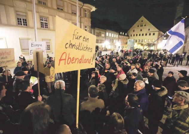 Pegida-Anhänger halten am 12.01.2015 bei einer Veranstaltung in Villingen-Schwenningen (Schwarzwald-Baar-Kreis) ein Schild mit der Aufschrift „für ein christliches Abendland“ hoch. Was unter diesem Begriff zu verstehen ist, ist nicht immer so ganz klar. A