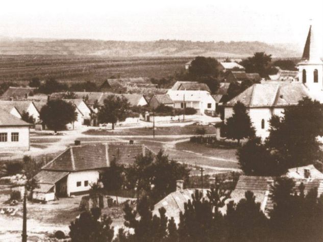 Familie Murk Auf einer Aufnahme vom Beginn des 20. Jahrhunderts ist unten das heutige Wohnhaus von Rosa Murk in Oberscheinfeld zu sehen, ein altes Schmiedeanwesen. Der schönste Ort der Welt ist für sie dennoch ihre ungarische Heimat Gant geblieben