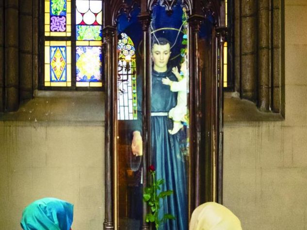 Viele Muslime, vor allem Frauen, kommen regelmäßig in die Antonius-Kirche, um eine Kerze anzuzünden oder ein Gebet aufzuschreiben.  Foto: V. Buzzi