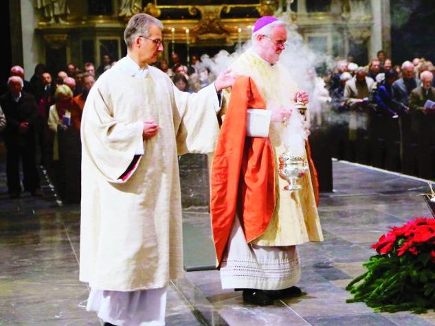 In nicht wenigen Gotteshäusern erklingt „Stille Nacht, Heilige Nacht“ bereits am Nachmittag. Im Würzburger Dom, dort entstand unser Foto, beginnt die Christmette um 22.30 Uhr – einer dem Anlass angemessenen Zeit. 
