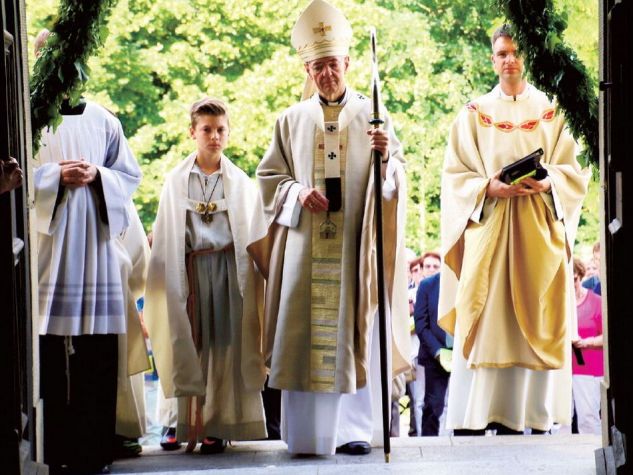 Am 26. Juni wurde das Hauptportal der Wallfahrtskirche Kloster Schwarzenberg durch den Bamberger Erzbischof Dr. Ludwig Schick, den Sendboten-Lesern von seinen Artikeln her gut vertraut, als Heilige Pforte eröffnet.