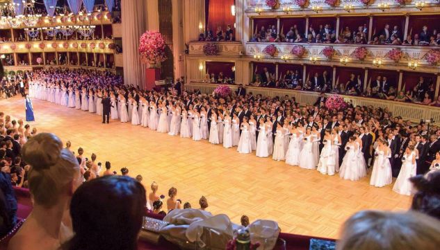 Wer diesen Blick Ausblick auf den Wiener Opernball vor Ort erleben möchte, muss eine nicht unbedeutende Summe Geld investieren. Dennoch erfreut sich das Tanzereignis nach wie vor großer Beliebtheit, sei es auch nur am Fernseher.