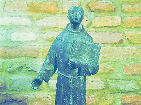In Camposampiero, wo Antonius sich nach der anstrengenden Predigtreihe der Fastenzeit 1231 aufhielt und Erholung suchte, ist diese moderne Skulptur von Carlo Mandelli (1981) zu finden. Foto: Giorgio Deganello, Archiv MSA