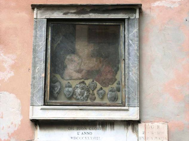 Das Marienbild aus dem Jahr 1838 ist völlig verwittert. Gut lesbar aber ist die Inschrift, welche den Gläubigen 200 Tage Ablass verspricht. Foto: Imelda Casutt