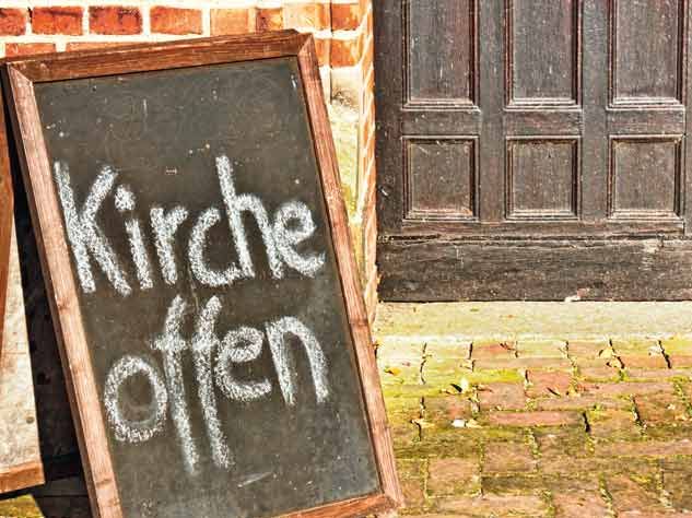 Offene Kirchen sind viel wert, wenn auch längst keine Selbstverständlichkeit. Noch schöner, wenn rund um den Gottesdienst eine Atmo- sphäre herrscht, in der sich alle Mitfeiernden willkommen fühlen dürfen. Das ist freilich nicht nur göttlichArTo / Fotolia