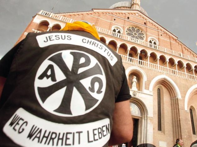 Eher ungewöhnliche Gäste in der Basilika: Die "Jesus Biker" aus Aschaffenburg machten in Padua Halt auf ihrer Motorradwallfahrt nach Rom. Foto: Nicola Bianchi