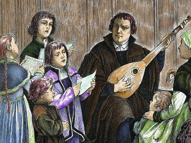 Im Haus der Familie Cotta in Eisenach wird Martin Luther während seiner Schulzeit von 1498 bis 1501 aufgenommen und gefördert. Einige Biografen meinen, er sei dort als Kurrendesänger untergekommen. Unsere Illustration zeigt ihn als Lautespieler. pa