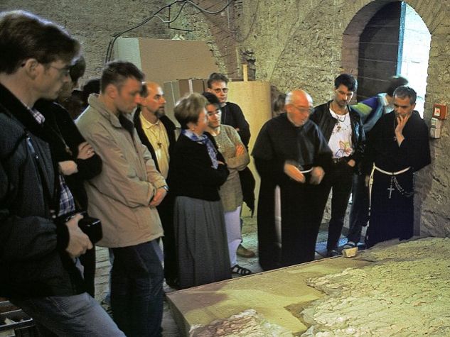 Zur Zeit des Erdbebens war P. Gerhard Ruf deutschsprachiger Pilgerseelsorger in Assisi. Hier begutachtet er mit einigen anderen ein abgenommenes Fresko aus der Basilika. Foto: Stefan Diller, assisi.de