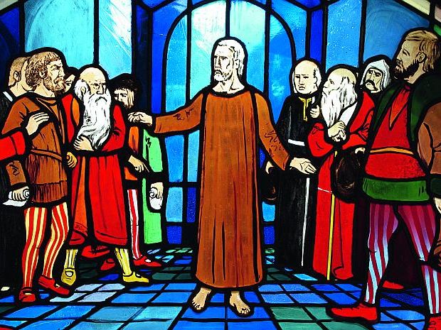 Dieses Glasfenster befindet sich in der Kirche der Franziskaner-Minoriten, die seit vielen Jahrzehnten mit einem Konvent in Flüeli präsent sind. Bruder Klaus, Mitte, versöhnt die streitenden Parteien. Foto: A. Murk OFM Conv.