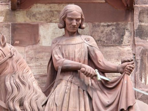 Der hl. Martin an der Fassade des Basler Münsters (Ende 13. Jh.). Im Zug der Reformation wurde der Bettler 1597 zu seinen Füßen entfernt – und der Heilige so zu einem gewöhnlichen Ritter degradiert. Foto: I. Casutt