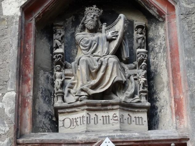 Im Innenhoft des Merseburger Doms begleitet sich König David selbst beim Gesang der Psalmen. Einige sollen aus seiner Feder stammen. Seine Musikalität zählt zu seinen herausragenden Eigenschaften. 